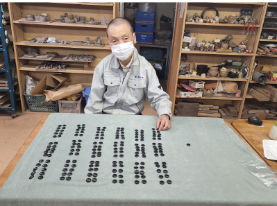 碁石を並べて数えている写真