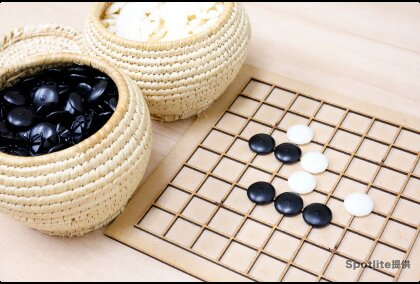 碁石が入った籐の碁笥（ごけ）が2つと、アイゴツー9路盤の写真