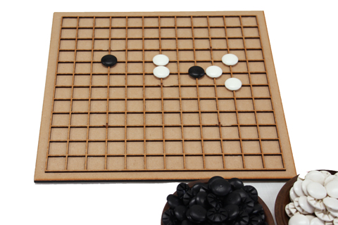 アイゴツー13路盤に碁石を使って点字でアイゴと書いてある、碁石を入れたプラスチックケースも写っている