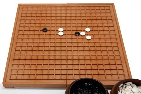 アイゴツー19路盤に碁石を使って点字でアイゴと書いてある、碁石を入れたプラスチックケースも写っている