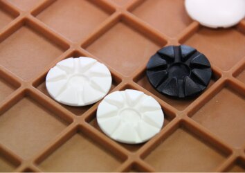 碁石が入った籐の碁笥（ごけ）が2つと、碁石を入れたプラスチックケースも写っている